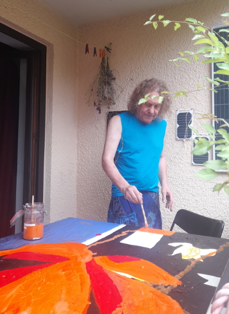 Chetan Reinhard Alfons Droste beim malen auf dem Balkon in München /  Juni 2025